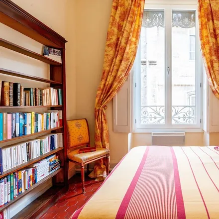 Rent this 3 bed apartment on Rue de Provence in 84000 Avignon, France