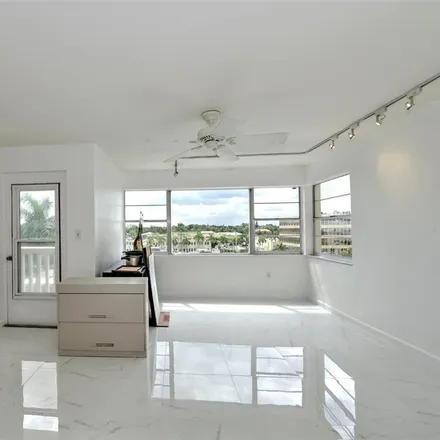 Image 3 - 1900 Clifford Street, Fort Myers, FL 33901, USA - Condo for sale