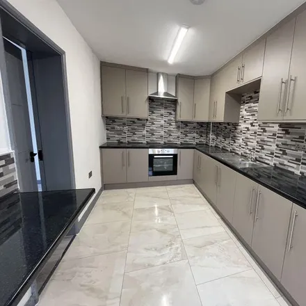 Rent this 6 bed duplex on Edgar Road in London, UB7 8HW