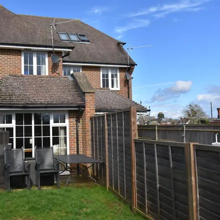 Rent this 4 bed duplex on High Road in Cookham Rise, SL6 9HS