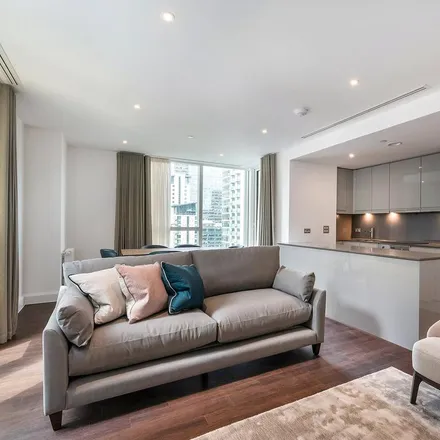 Rent this 3 bed apartment on Maine Tower in 9 Harbour Way, Canary Wharf