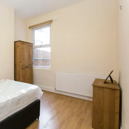 Rent this 6 bed room on Eve Road in London, N17 6XZ
