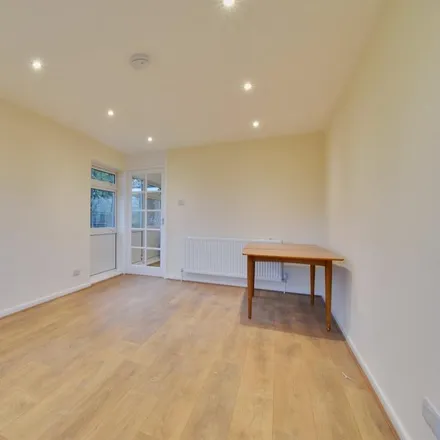 Image 3 - 21 Addiscombe Road, Watford, WD18 0ND, United Kingdom - House for rent