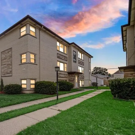 Rent this 2 bed condo on 7414 North Harlem Avenue in Chicago, IL 60631