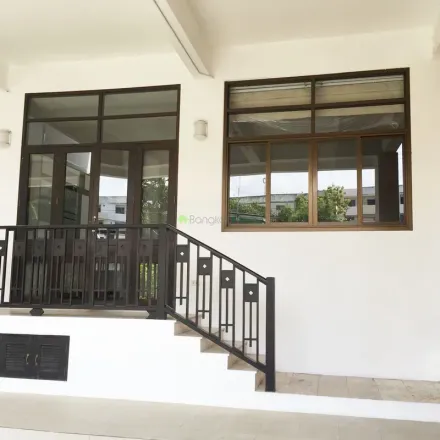 Rent this 3 bed townhouse on Phra Khanong District Office in Soi Sukhumvit 54/1, Phra Khanong District