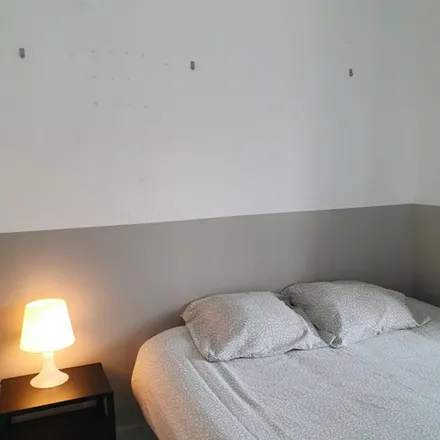 Rent this 4 bed apartment on Nicolau Chanterenne 3 in Rua Nicolau Chanterenne, 3000-293 Coimbra