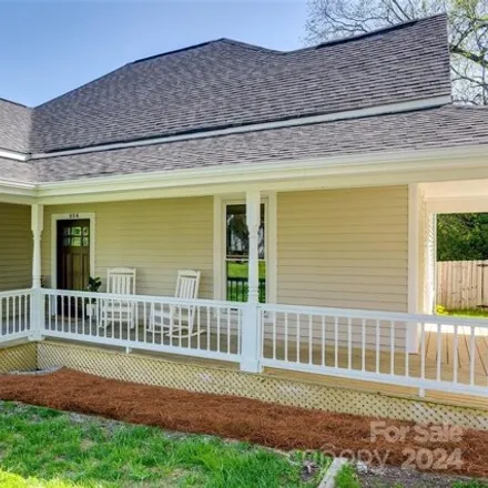 Image 2 - McCelvey Center, 212 East Jefferson Street, Pineview, York, SC 29745, USA - House for sale