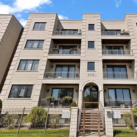 Buy this 3 bed condo on 6438 South Woodlawn Avenue in Chicago, IL 60637