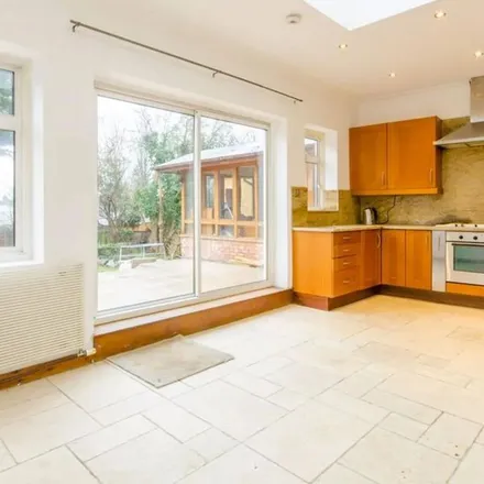 Rent this 3 bed apartment on Chandos Avenue in London, N14 7ER