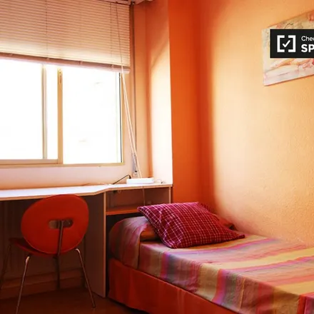 Rent this 3 bed room on Madrid in ACIME - Asociación Cultural de Invalidos Militares de España, Calle de Leonor de la Vega