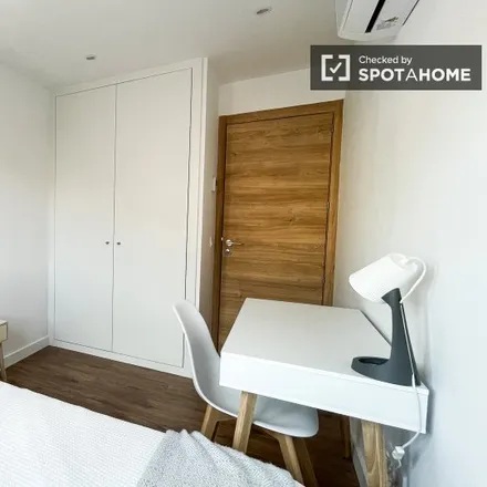 Rent this 8 bed room on Panadería La Gallega in Calle del Espinar, 28047 Madrid