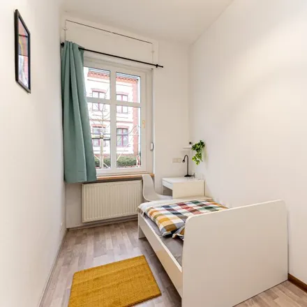 Rent this 4 bed room on Carl-Bolle-Grundschule in Waldenserstraße 20, 10551 Berlin
