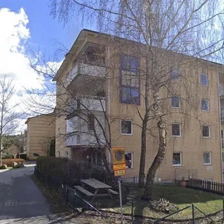 Rent this 3 bed apartment on Mangårdsvägen 2 in 141 51 Huddinge, Sweden