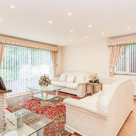 Image 3 - Brookdene Drive, London, HA6 3NS, United Kingdom - House for rent