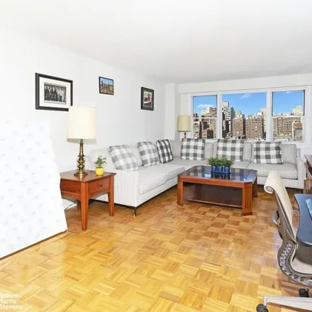 Image 2 - 525 East 82nd Street, New York, NY 10028, USA - Apartment for sale