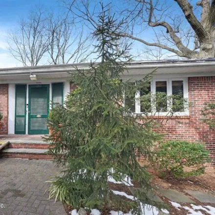 Buy this 3 bed house on 8 Twin Oak Drive in New York, NY 10304