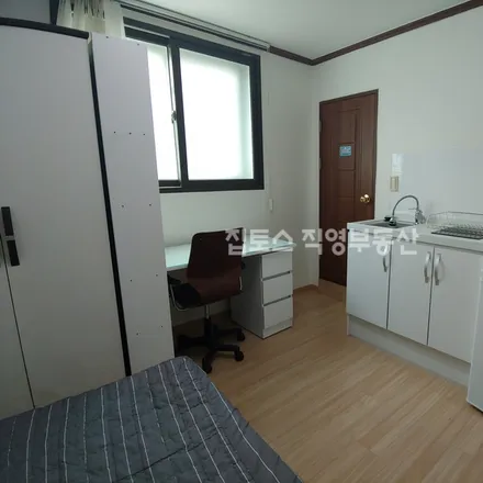 Rent this studio apartment on 서울특별시 관악구 신림동 230-9