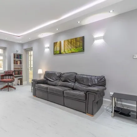 Image 3 - Holmdale Gardens, London, NW4 2LY, United Kingdom - Apartment for rent