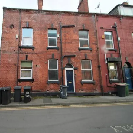 Rent this 4 bed townhouse on Crossfield Street in Leeds, LS2 9EH