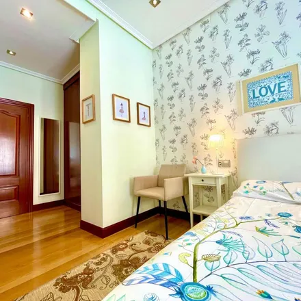 Rent this 5 bed apartment on Él & Ella in Calle Lutxana / Lutxana kalea, 01232 Bilbao