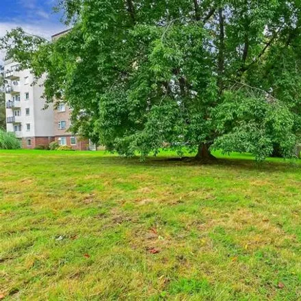 Image 4 - Ferndale Close, Royal Tunbridge Wells, TN2 3RW, United Kingdom - Apartment for sale