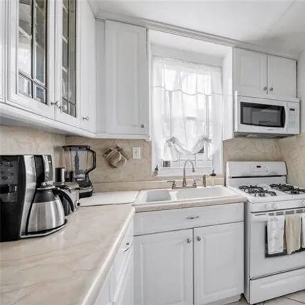 Image 4 - 1577 Allerton Avenue, New York, NY 10469, USA - House for sale
