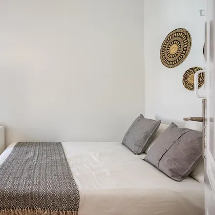 Rent this 7 bed room on Pastelaria Conde in Calçada do Marquês de Abrantes, 1200-719 Lisbon