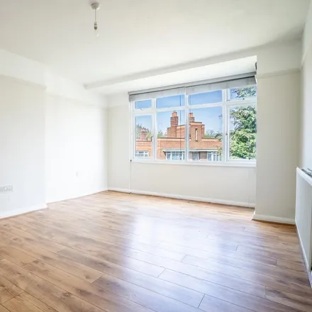 Rent this 2 bed apartment on Melbourne Court in London, SE20 8AR