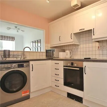 Image 5 - Hampton Close, Knaphill, GU21 2UF, United Kingdom - Apartment for sale