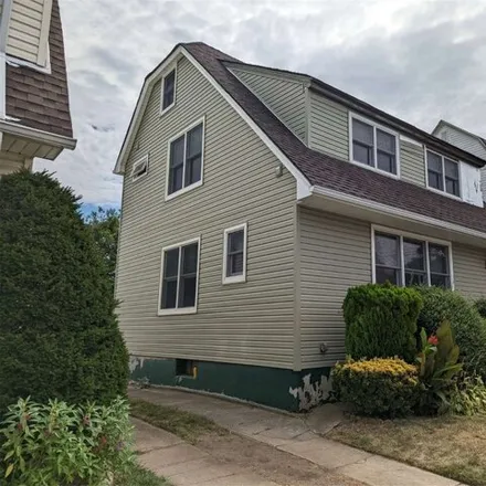 Rent this 3 bed house on 71 Broad Street in Village of Williston Park, North Hempstead