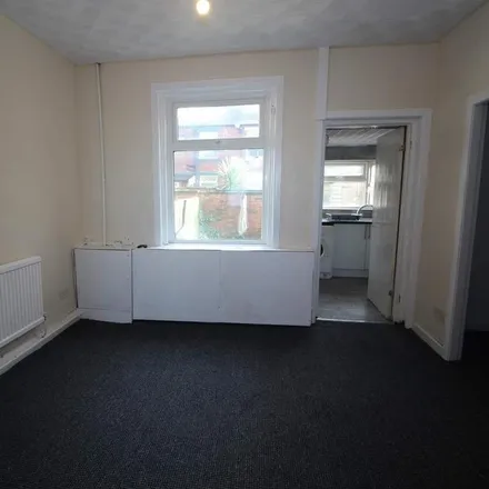 Image 4 - Churchill Street, Rochdale, OL12 7DL, United Kingdom - Townhouse for rent