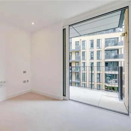 Image 8 - Central Garden Apartments, Central Avenue, London, SW6 2QE, United Kingdom - Apartment for sale