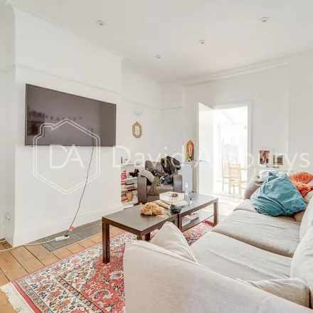 Rent this 5 bed duplex on Kelross Road in London, N5 2QN