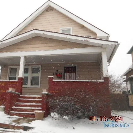 Buy this 3 bed house on 985 Peck Street in Toledo, OH 43608