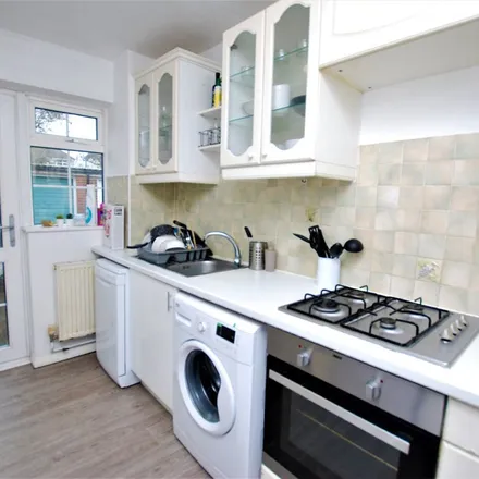 Image 1 - Dray Court, The Chase, Guildford, GU2 7UW, United Kingdom - Apartment for rent
