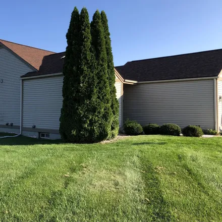 Buy this 3 bed townhouse on 3460 Pinewood Court in Genesee County, MI 48423