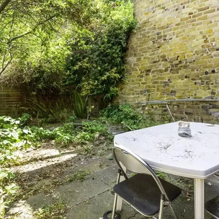 Rent this 3 bed townhouse on Greenman Street in Angel, London