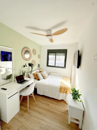 Rent this 5 bed room on Calle del Golfo de Salónica in 62, 28033 Madrid