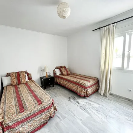 Rent this 3 bed apartment on Farmacia Francisco Barrera Ortiz in Avenida de Andalucía, 1
