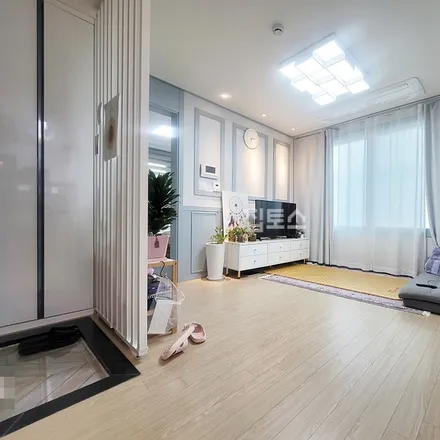 Rent this 3 bed apartment on 서울특별시 중랑구 면목동 121-14