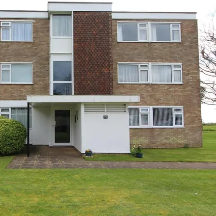 Rent this 2 bed apartment on Beacon Drive in Highcliffe-on-Sea, BH23 5DH