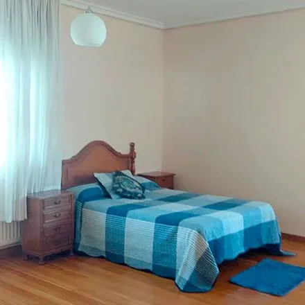 Rent this 5 bed apartment on Avenida da Ponte in 36215 Vigo, Spain