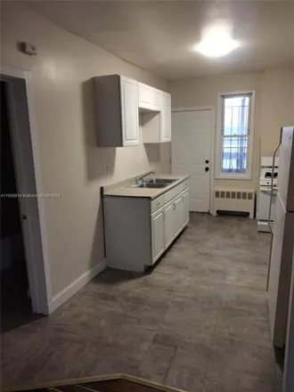 Rent this 2 bed condo on 472 Wethersfield Avenue in Hartford, CT 06114