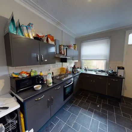Rent this 6 bed townhouse on 189-193a Kirkstall Lane in Leeds, LS6 3DS