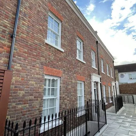 Rent this 5 bed duplex on King's House School in 68 Kings Road, London
