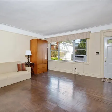 Image 4 - 1800 East 52nd Street, New York, NY 11234, USA - House for sale