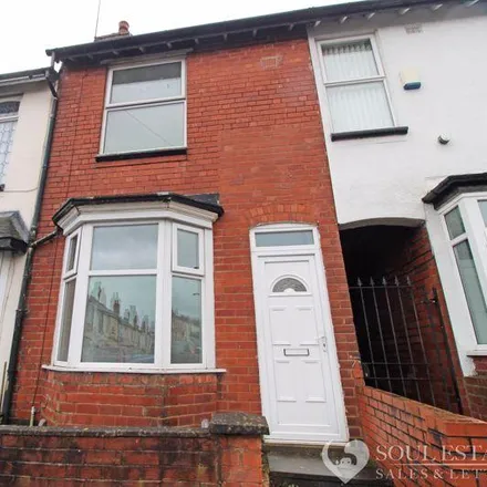 Rent this 3 bed townhouse on Oakwood Road in Smethwick, B67 6BX