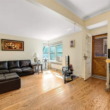 Image 5 - Grover Cleveland, 67-38 108th Street, New York, NY 11375, USA - Apartment for sale