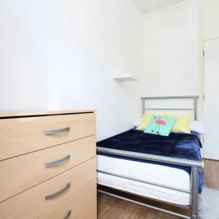 Rent this 6 bed apartment on La Rose Lane in West Green Road, London