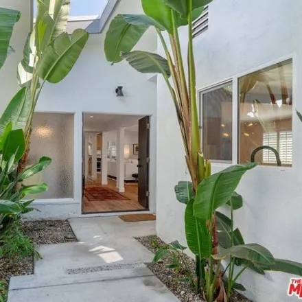 Image 2 - 5820 Wilkinson Avenue, Los Angeles, CA 91607, USA - House for sale
